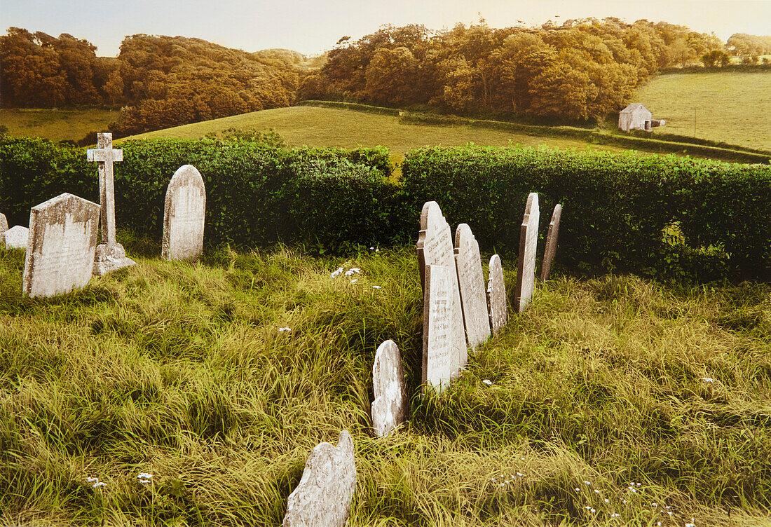 Grabsteine auf einem Friedhof, bei Dartmoor, Devon, Südengland, Großbritannien, Europa