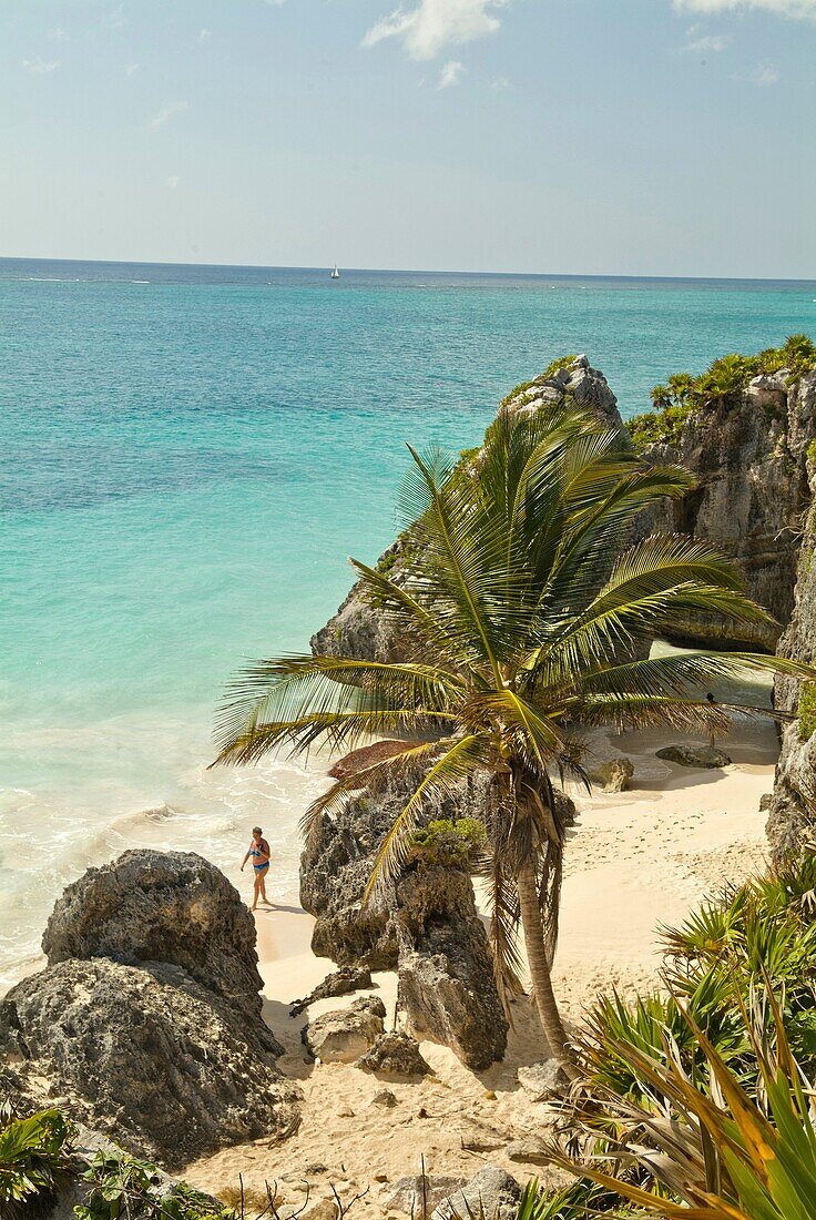 Mexico, Riviera Maya, Mayan Ruins at Tulum over looking the beach on Carribean Sea