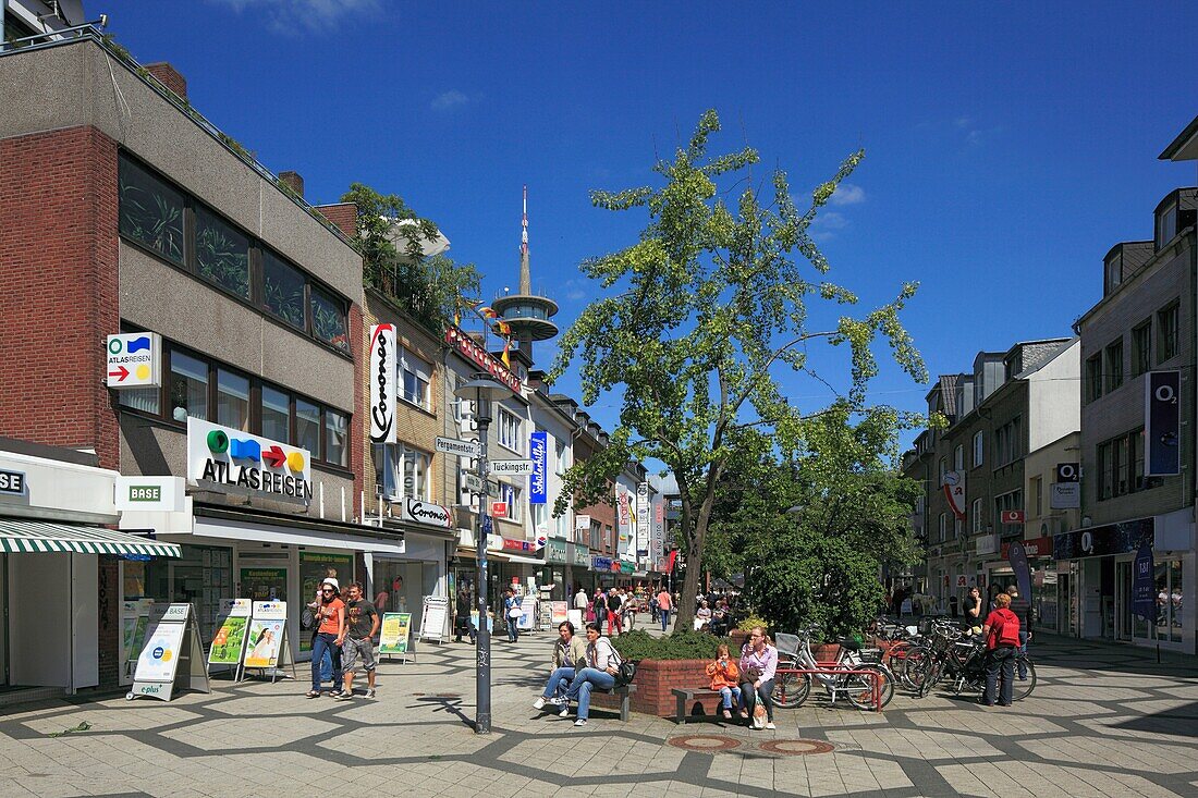 D-Wesel, Rhine, Lower Rhine, North Rhine-Westphalia, NRW, pedestrian zone Hohe Strasse, shopping street, department stores, people, in the background the telecommunication tower Langer Heinrich