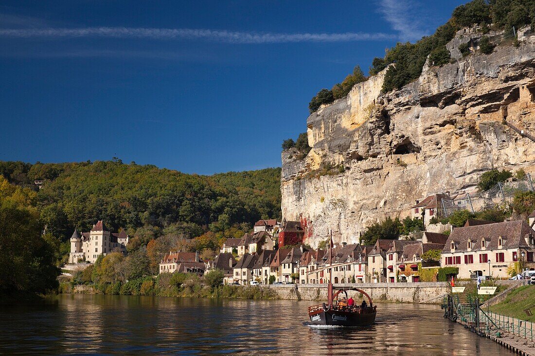 France, Aquitaine Region, Dordogne Department, La Roque Gageac, town on the Dordogne River and tour boats
