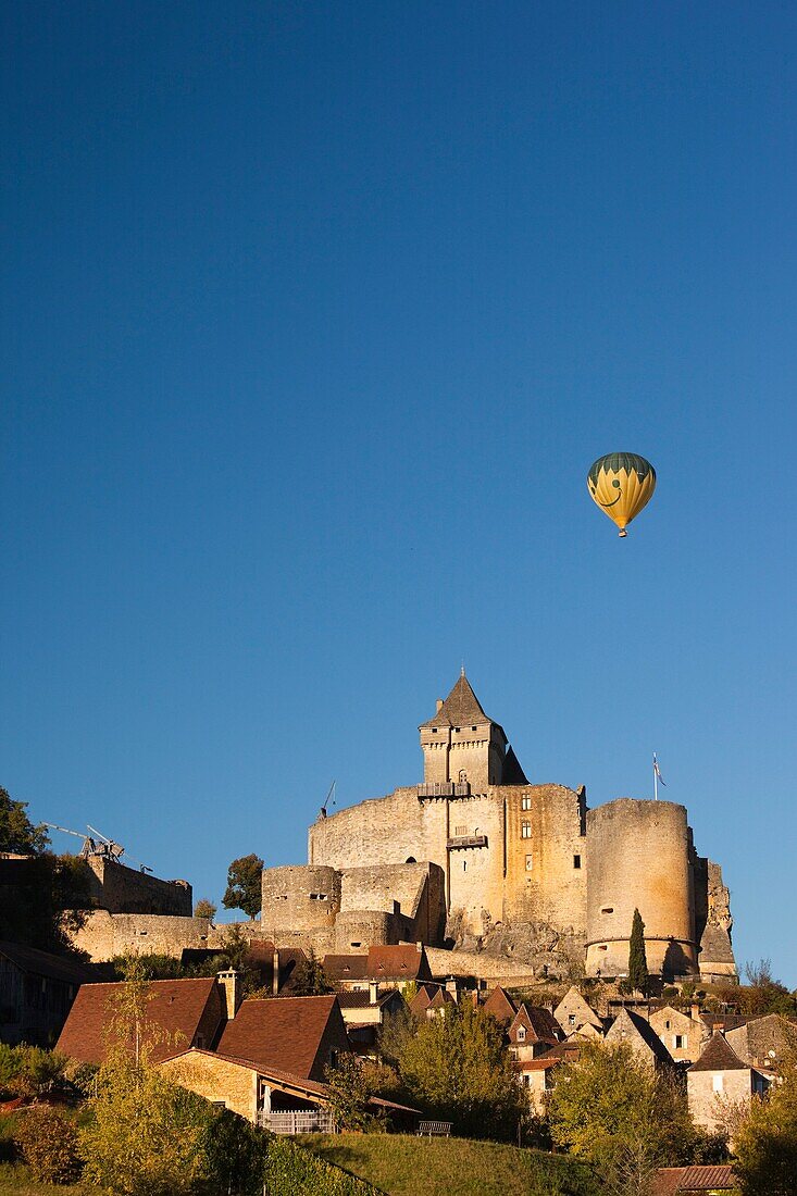 France, Aquitaine Region, Dordogne Department, Castelnaud-la-Chapelle, Chateau de Castelnaud, 13th century, with hot-air balloon