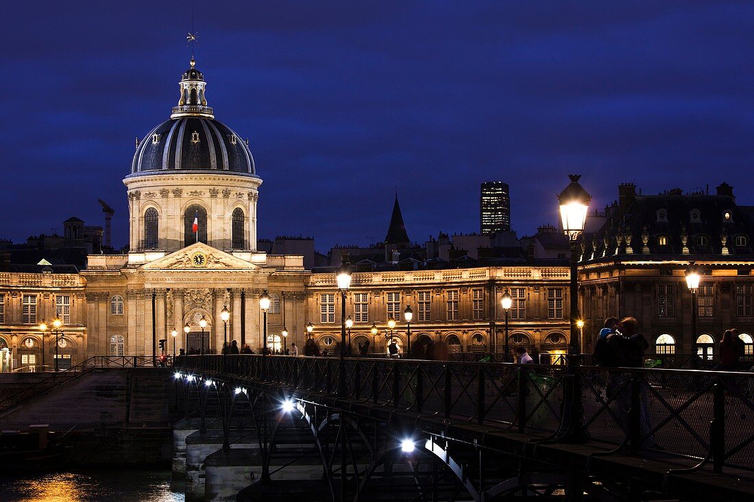 France, Paris, Left Bank, Institute de France and Pont des Arts bridge, dusk