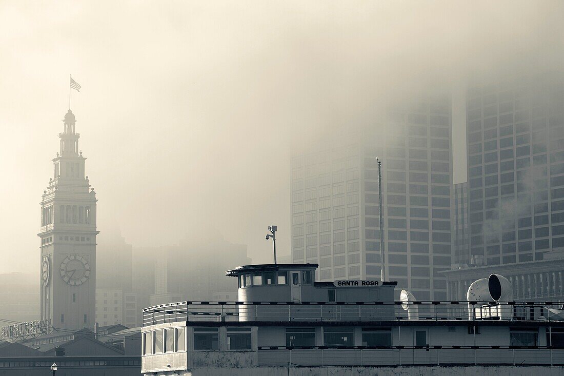 USA, California, San Francisco, Embarcadero, The Ferry Building in fog