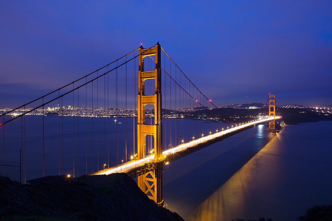 USA, California, San Francisco, Golden Gate National Recreation Area, Golden Gate Bridge, evening