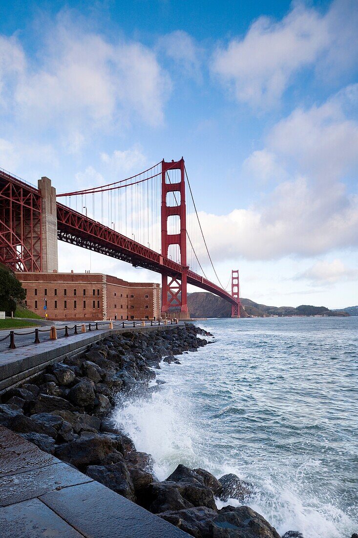 USA, California, San Francisco, The Presidio, Golden Gate National Recreation Area, Golden Gate Bridge from Fort Point, dawn