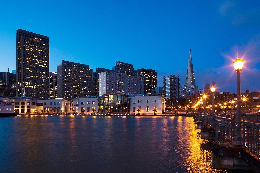 USA, California, San Francisco, Embarcadero, city view from Pier 7, Broadway Pier, with Transamerica Pyramid, dawn