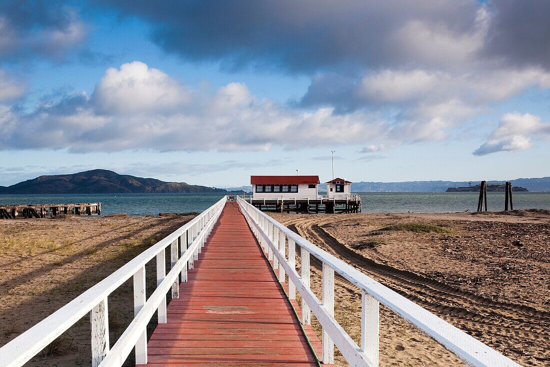 USA, California, San Francisco, Presidio, Golden Gate National Recreation Area, Crissy Field pier, morning