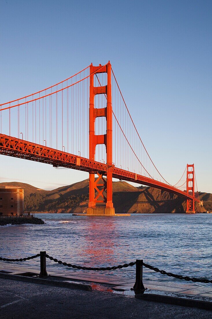 USA, California, San Francisco, Presidio, Golden Gate National Recreation Area, Golden Gate Bridge from Fort Point, dawn