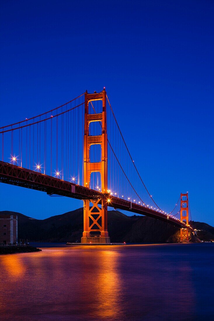 USA, California, San Francisco, The Presidio, Golden Gate National Recreation Area, Golden Gate Bridge from Fort Point, dawn