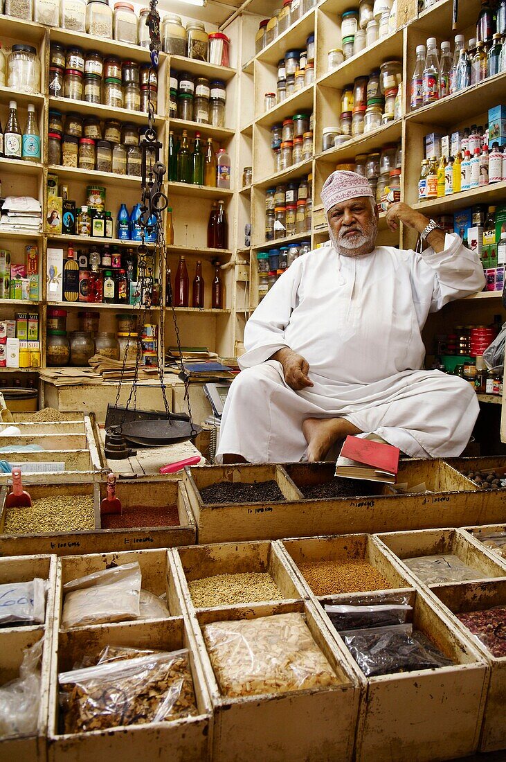 Oman, Sultanat, Middle East, Muscat, Mutrah souk on the area called the Corniche, spices shop.