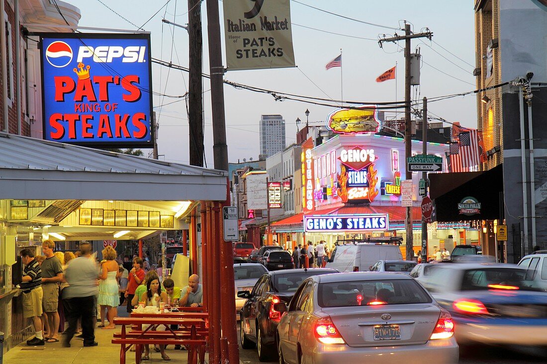 Pennsylvania, Philadelphia, South Philly, South 9th Street, Pat´s King of Steaks, restaurant, sandwich shop, business, Geno´s, landmark, cheesesteak, feud, traffic, patron, customer, line, sign, competition, marketing