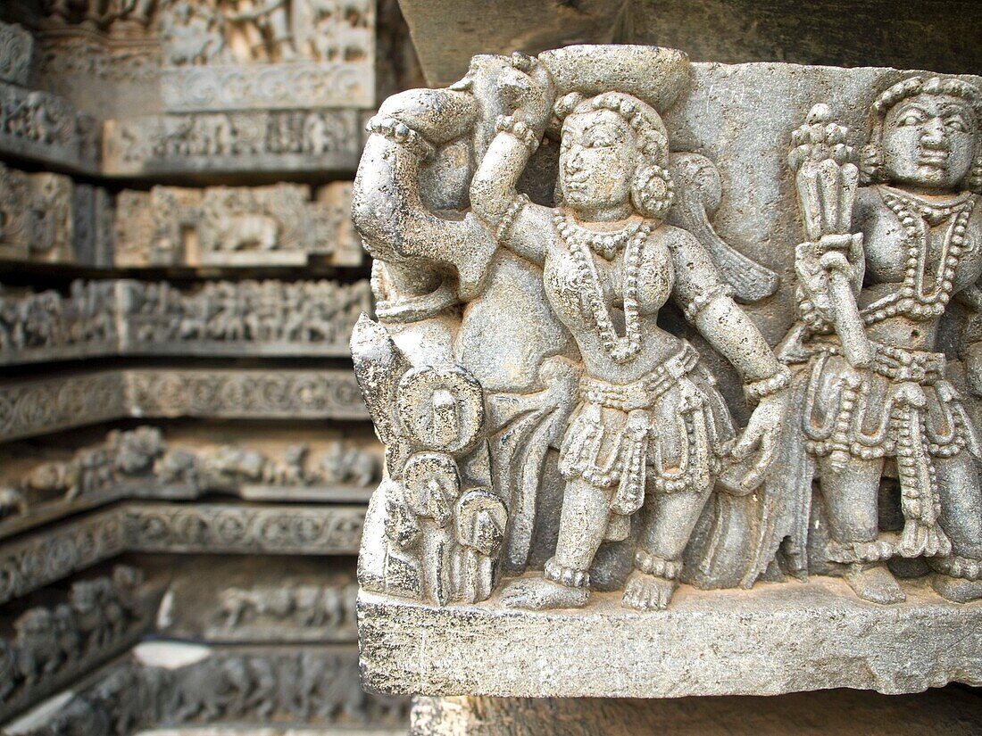 Carvings in temple walls in ´Hoysaleshwara´ Hindu temple in Halebid, Karnataka, India