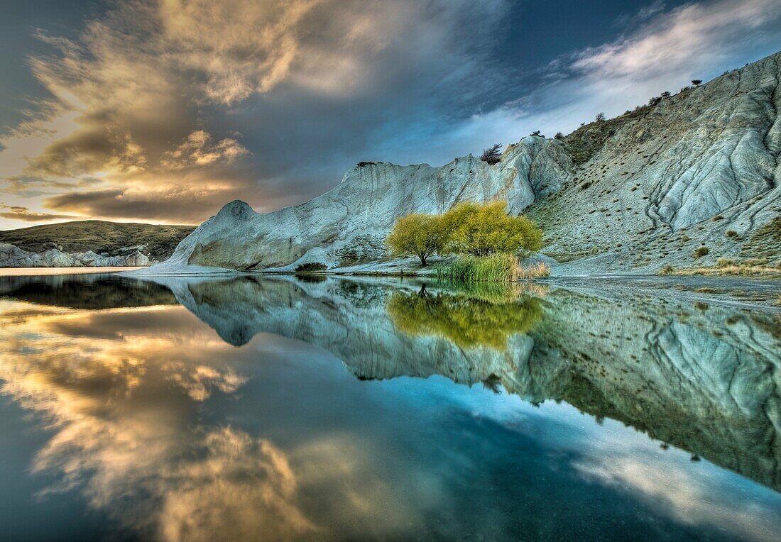 Blue Lake reflection, autumn dawn, St Bathan´s, Central Otago