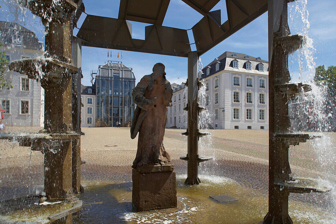 Schloß und Brunnen mit Statue am Schloßplatz, Saarbrücken, Saarland, Deutschland, Europa