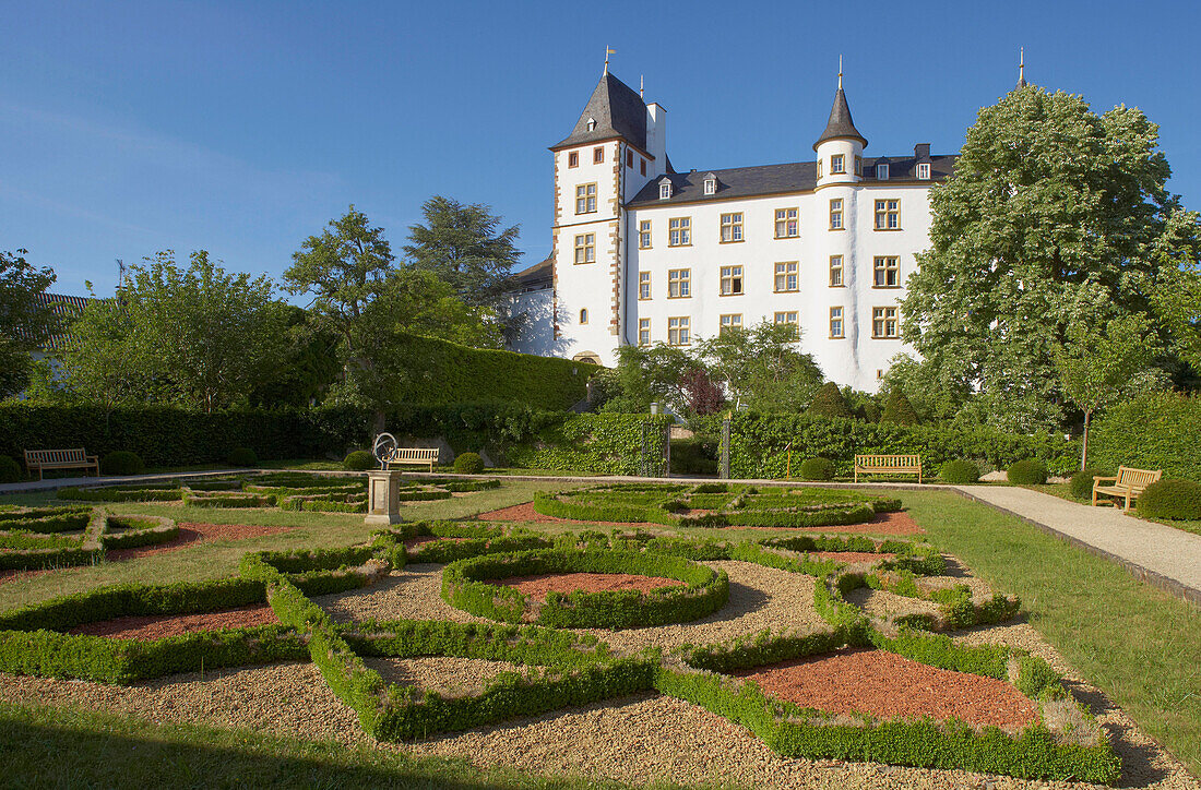 Schloß Berg mit Renaissance Garten, Gärten ohne Grenzen, Perl-Nennig, Saarland, Deutschland, Europa