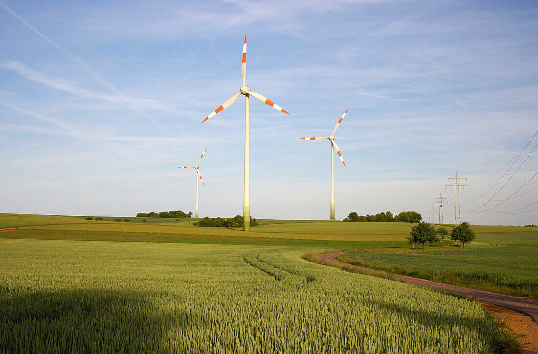 Agrarlandschaft mit Windrädern bei Büschdorf, Saarland, Deutschland, Europa