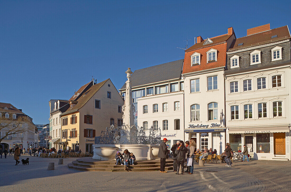 St. Johanner Markt mit Marktbrunnen im Sonnenlicht, Saarbrücken, Saarland, Deutschland, Europa