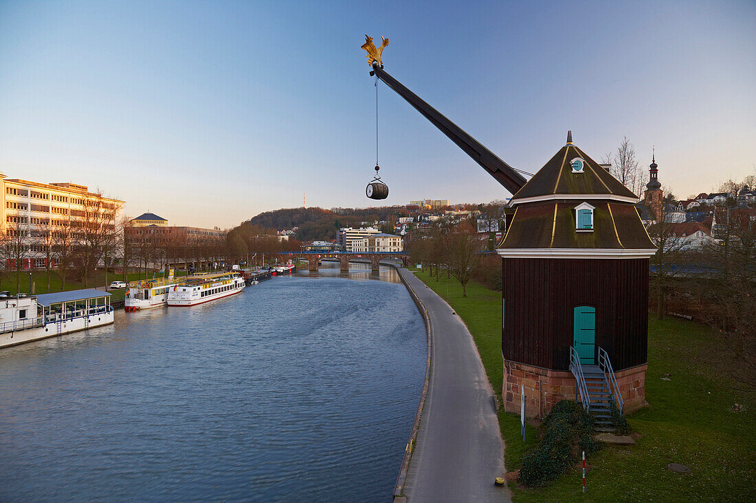 Blick auf Saarkran und Alte Brücke an der Saar am Abend, Saarbrücken, Saarland, Deutschland, Europa