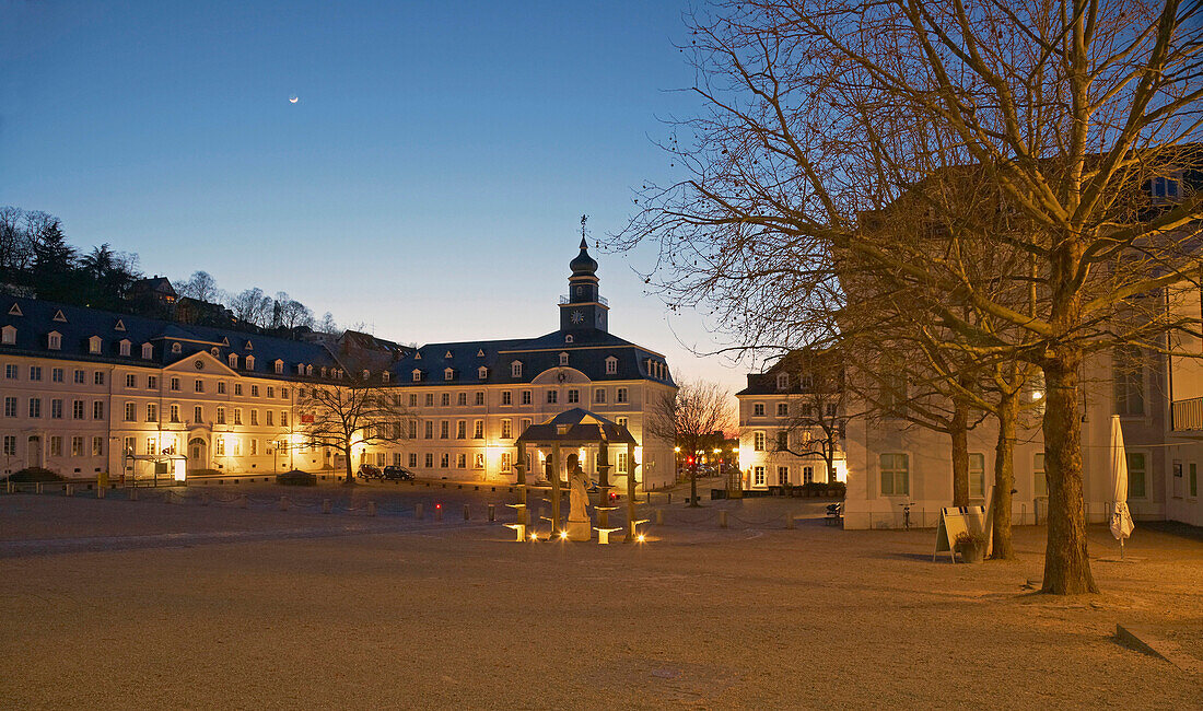 Blick vom Schloßplatz auf Brunnen und Altes Rathaus am Abend, Saarbrücken, Saarland, Deutschland, Europa