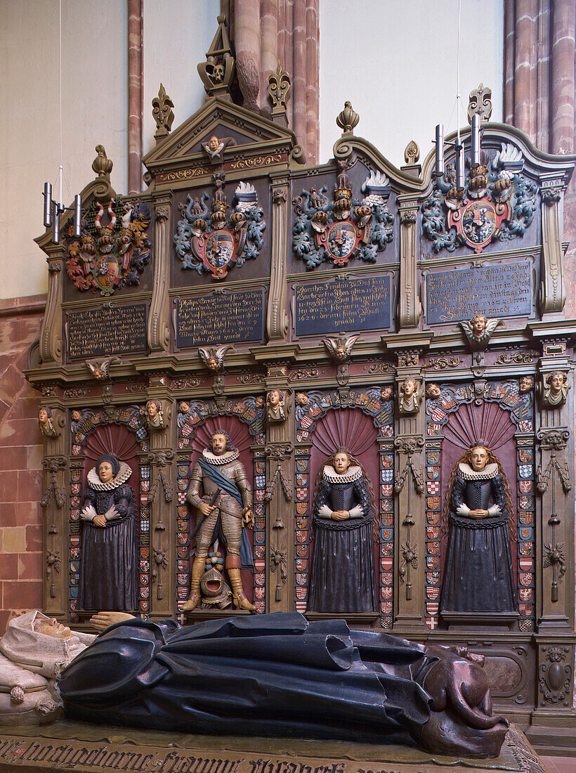 Geschnitzte Figuren in der Stiftskirche St. Arunal, AltSaarbrücken, Saarbrücken, Saarland, Deutschland, Europa