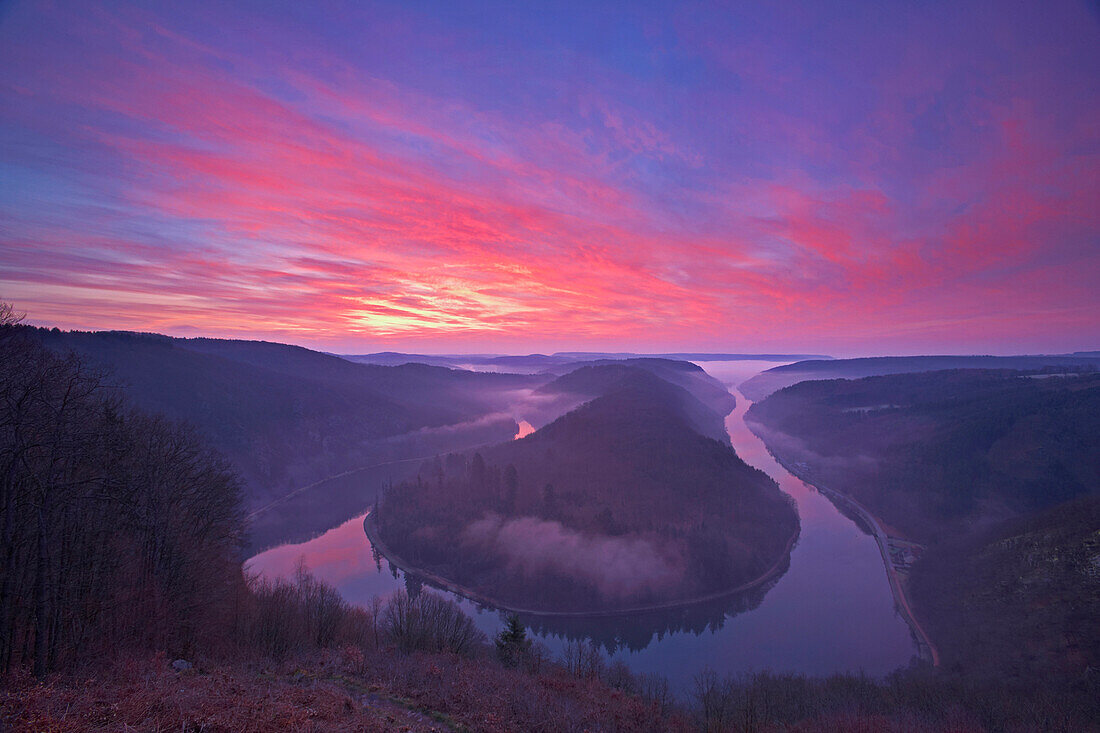 Horse-shoe bend of the river Saar at sunrise, Mettlach, Saar, Saar Territory, Germany, Europe