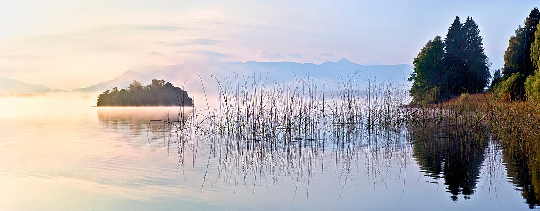 Autumn scenery at lake Staffelsee, Uffing, Upper Bavaria, Germany