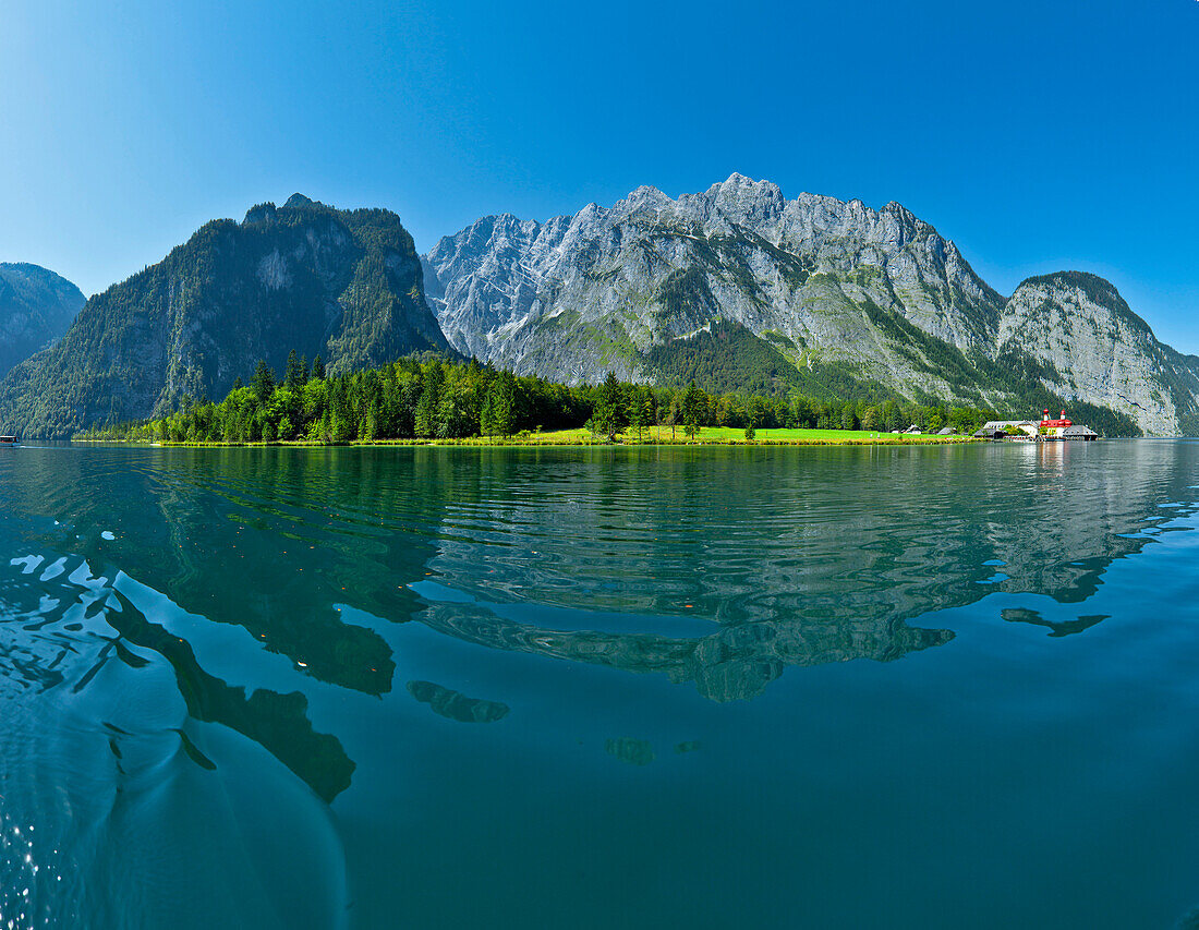 Blick über Königssee auf St. Bartholomä und Watzmanngruppe, Berchtesgadener Land, Oberbayern, Bayern, Deutschland