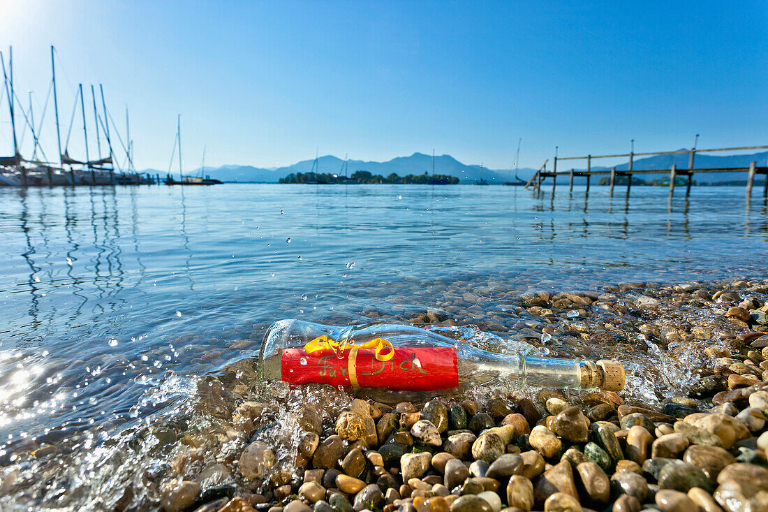 Flaschenpost am Seeufer vom Chiemsee, Gstadt, Chiemgau, Oberbayern, Bayern, Deutschland