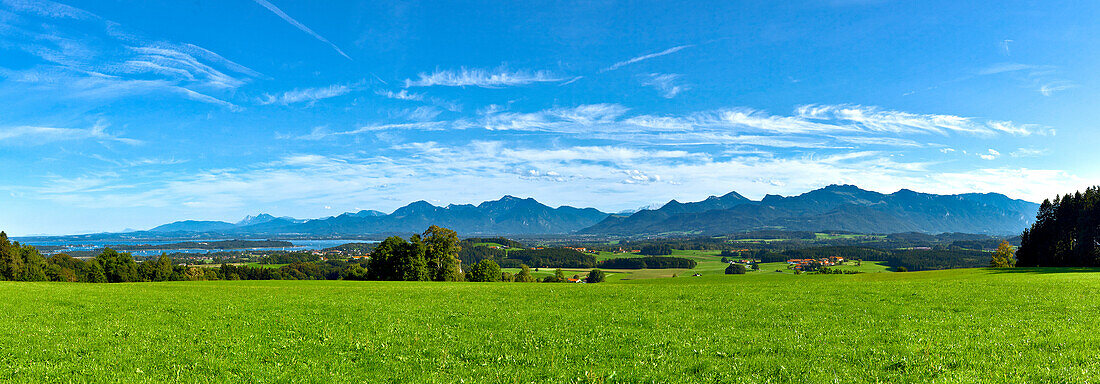 Landschaft am Chiemsee, Chiemgau Oberbayern, Bayern, Deutschland
