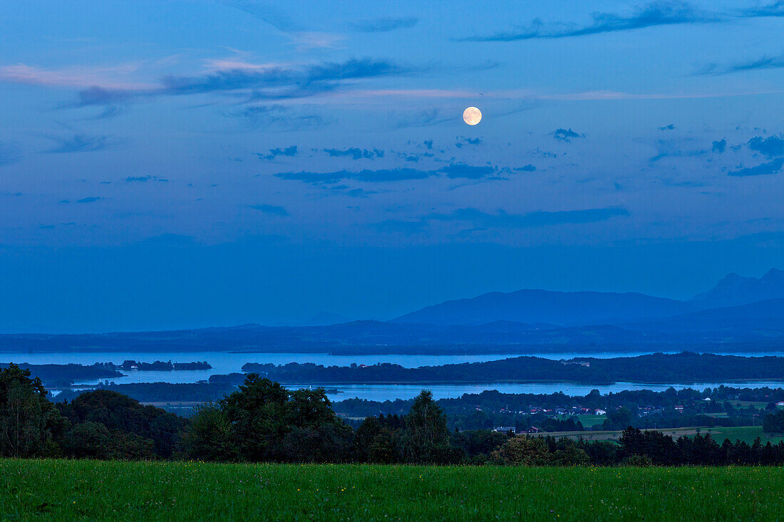 Blick von Ratzinger Höhe auf Chiemsee und Fraueninsel, Chiemgau Oberbayern, Bayern, Deutschland
