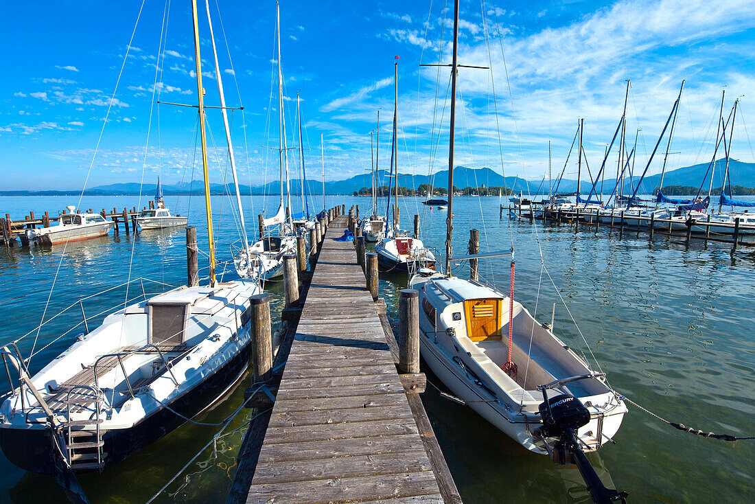 Hafen von Gstadt, Chiemsee, Chiemgau, Oberbayern, Bayern, Deutschland