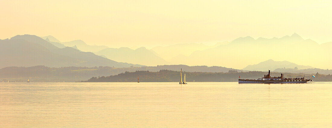 Ausflugsschiff auf dem Chiemsee, Chiemgau, Oberbayern, Bayern, Deutschland