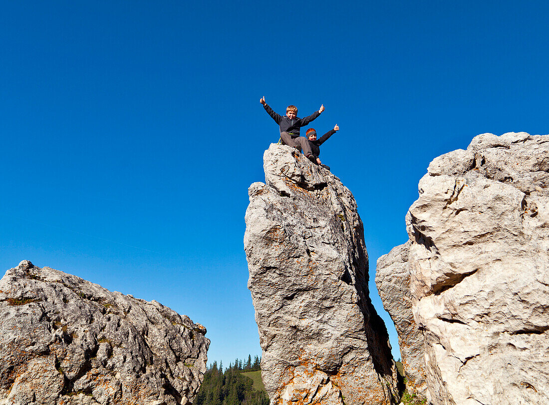 Young mountaineers, Steinling Alm, Kampenwand, Chiemgau, Upper Bavaria, Germany