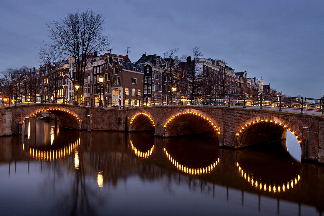 Gracht der sieben Brücken an der Ecke Keizersgracht und Reguliersgracht, Amsterdam, Niederlande