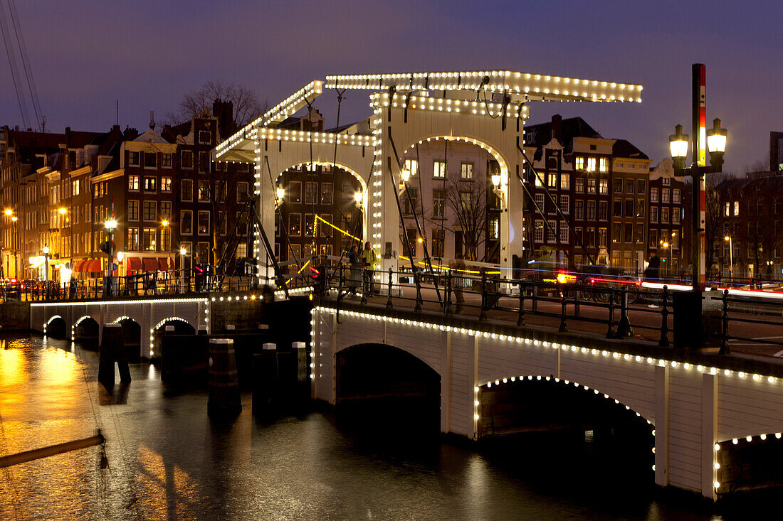 Magere Brug, Klappbrücke über den Amstel Fluß, Amsterdam, Niederlande