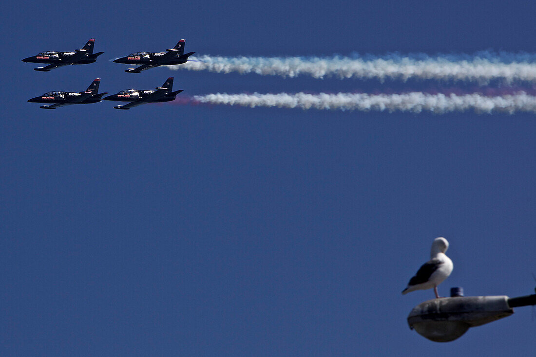 Vier Flugzeuge fliegen eng nebeneinander während einer Flugzeugshow, San Francisco, Kalifornien, USA