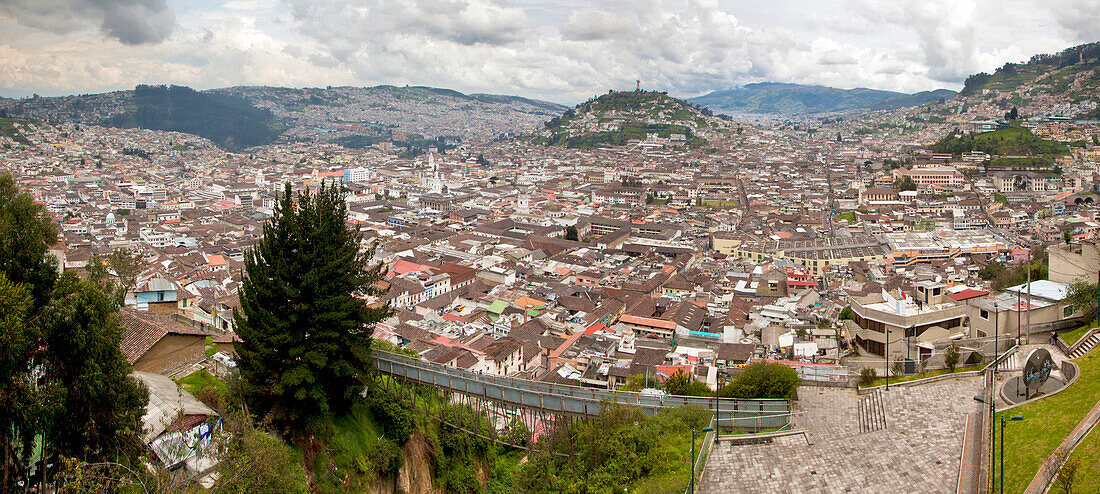 Stadt Quito, Mitte: Panecillo mit der Statue Jungfrau von Quito, Aussicht vom Restaurant Ventanal  Richtung Süden, Ecuador, Südamerika