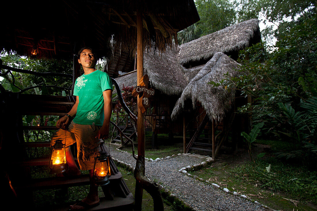 Ein junger Mann mit Petroleum Lampen in der Cotococha Lodge, Rio Napo, Ecuador, Amazonas, Südamerika