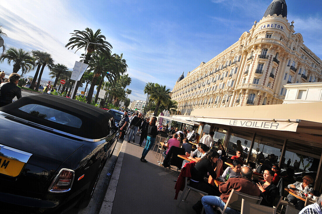 Menschen in Cafes auf der Croisette, Cannes, Côte d'Azur, Süd Frankreich, Europa
