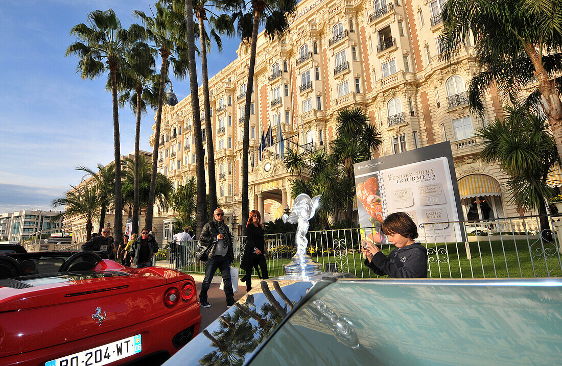Autos und Menschen vor dem Hotel Carlton, Cannes, Côte d'Azur, Süd Frankreich, Europa