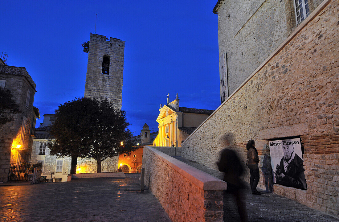 Blick auf Picasso Museum, Château Grimaldi und Kathedrale am Abend, Altstadt von Antibes, Côte d'Azur, Süd Frankreich, Europa