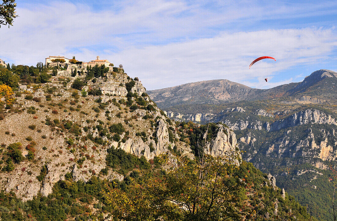 Gleitschirm und das Bergdorf Gourdon am Gorges du Loup, Côte d'Azur, Süd Frankreich, Europa