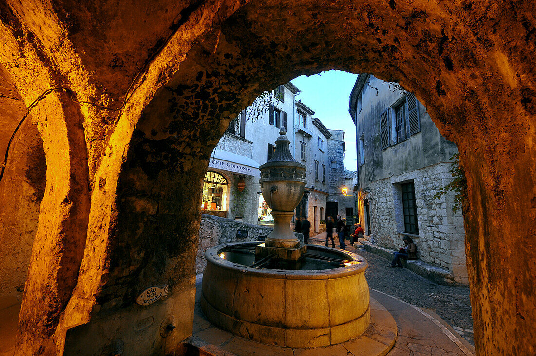 Blick durch ein Tor auf Brunnen am Abend, Saint Paul de Vence, Côte d'Azur, Süd Frankreich, Europa