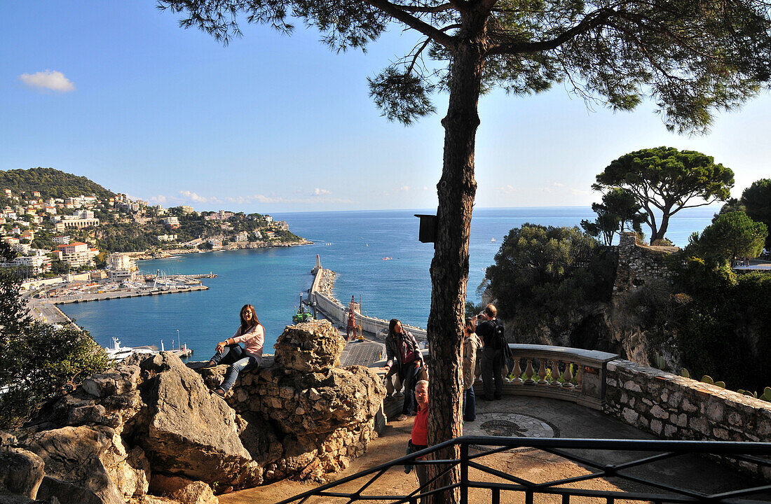 Blick vom Le Château auf Küste im Sonnenlicht, Nizza, Côte d'Azur, Süd Frankreich, Europa