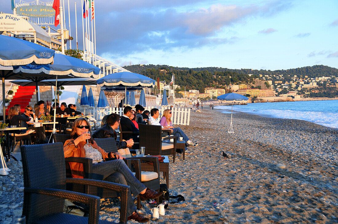 Menschen in einer Strandber an der Promenade des Anglais, Nizza, Côte d'Azur, Süd Frankreich, Europa