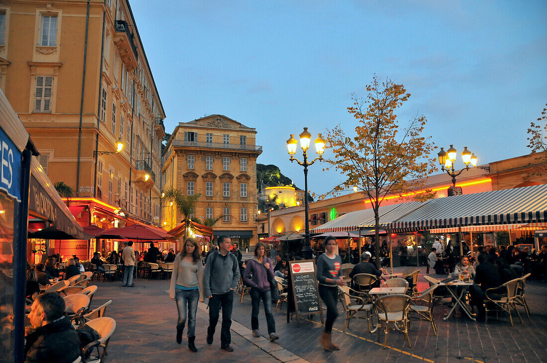 Menschen am Cours Saleya in der Altstadt am Abend, Nizza, Côte d'Azur, Süd Frankreich, Europa