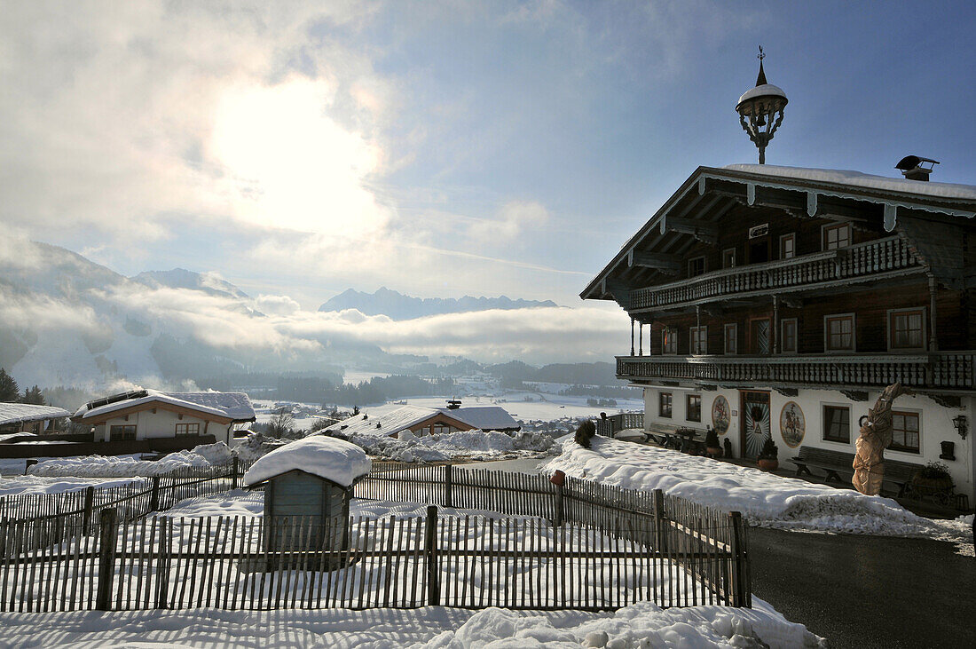 Häuser in verschneiter Berglandschaft, Kaiserwinkl, Winter in Tirol, Österreich, Europa
