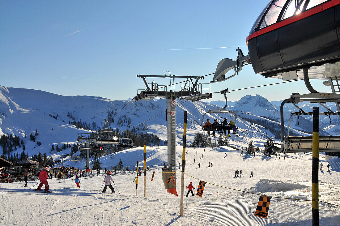 Skipiste im Skigebiet Ehrenbachhöhe im Sonnenlicht, Winter in Tirol, Österreich, Europa