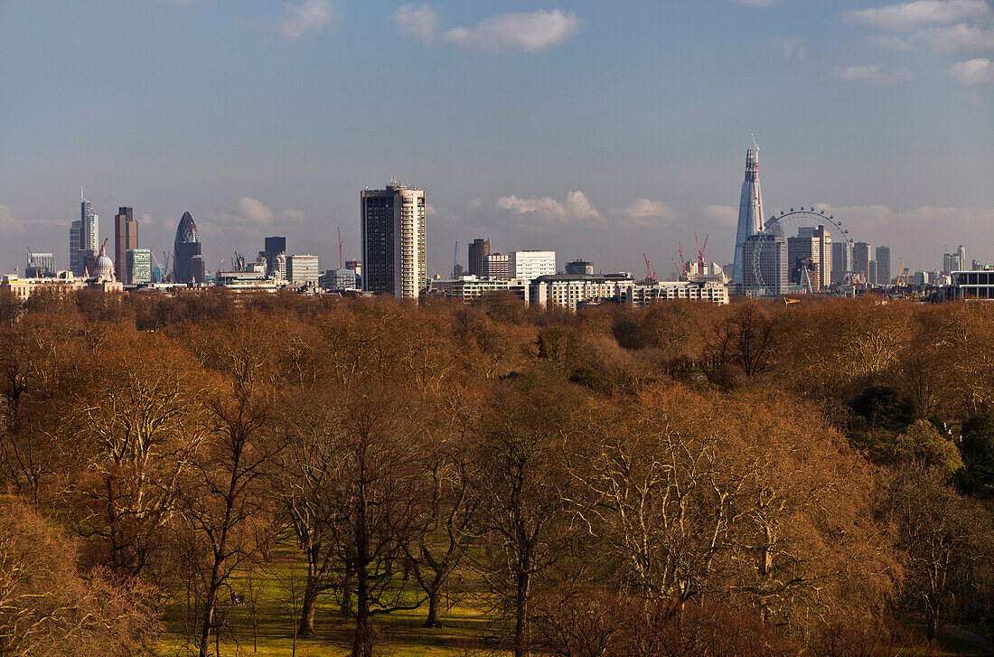 Blick auf die Kensington Gardens und den Hyde Park, Skyline von London, London, England, Großbritannien