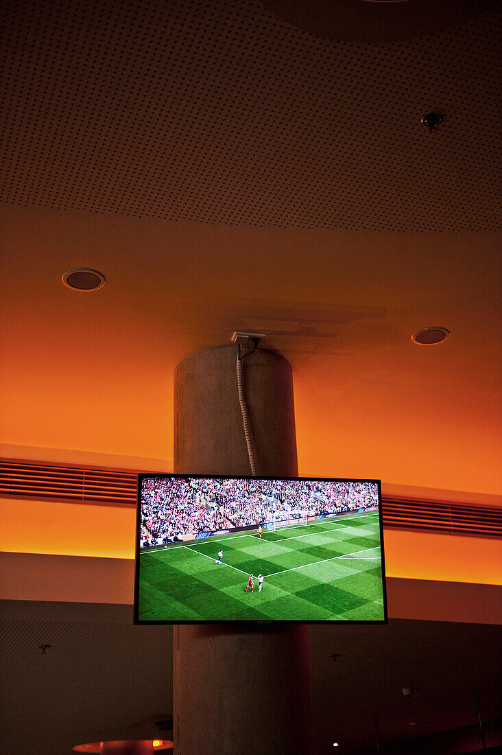 Fußballspiel live am Fernseher in einer Kneipe, München, Bayern, Deutschland